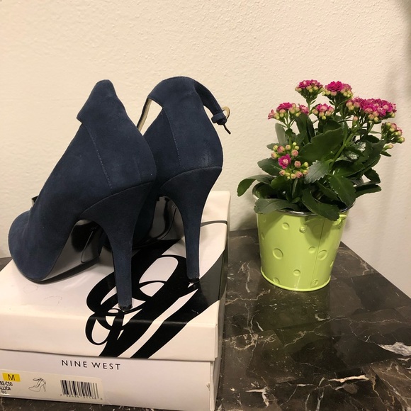 Navy blue Suede Ninewest pumps - Picture 4 of 5
